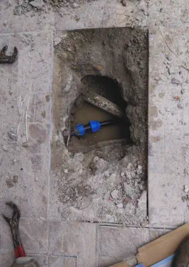 Intervento limitato a un'area minima di riparazione della perdita occulta sotto il pavimento in casa, dopo la localizzazione precisa della perdita d'acqua e la mappatura del tubo interrato.