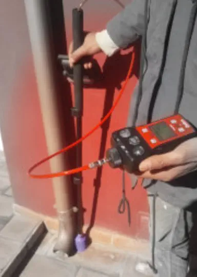 Tecnico Localizza con precisione e in modo non distruttivo una perdita d'acqua con il Gas Tracciante.
