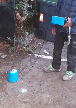 Tecnico Rileva una perdita d'acqua occulta con il Geofono