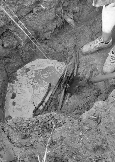 Riparazione mirata di perdita d'acqua occulta in giardino.