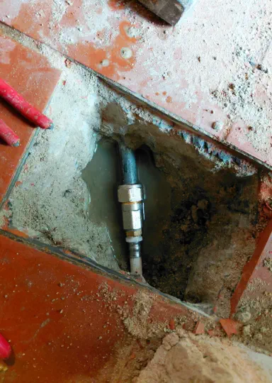 Riparazione mirata di un tubo d'acqua in casa sotto il pavimento a Forlì-Cesena.